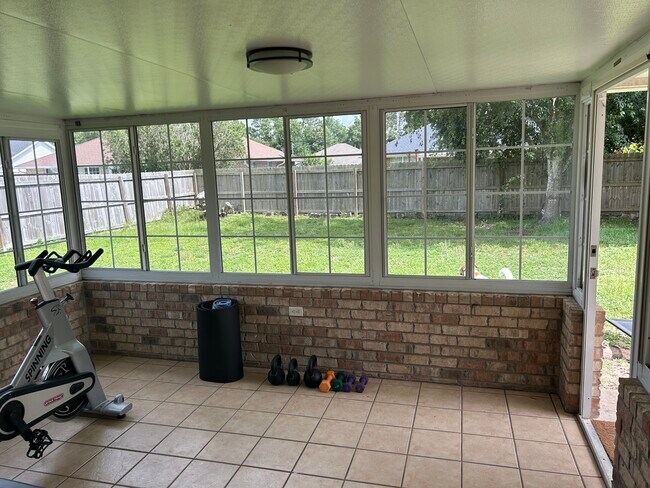 Building Photo - 4007 Lochmoor Dr