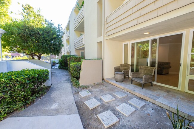 Building Photo - 1 Bedroom + Den / 1 Bath Condo w/ patio an...