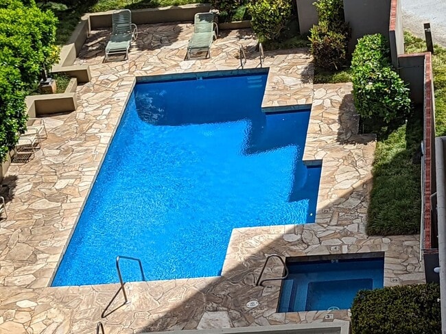 Building Photo - Newly remodeled Large 3 bed/2 bath/2 parking end unit with ocean and city views