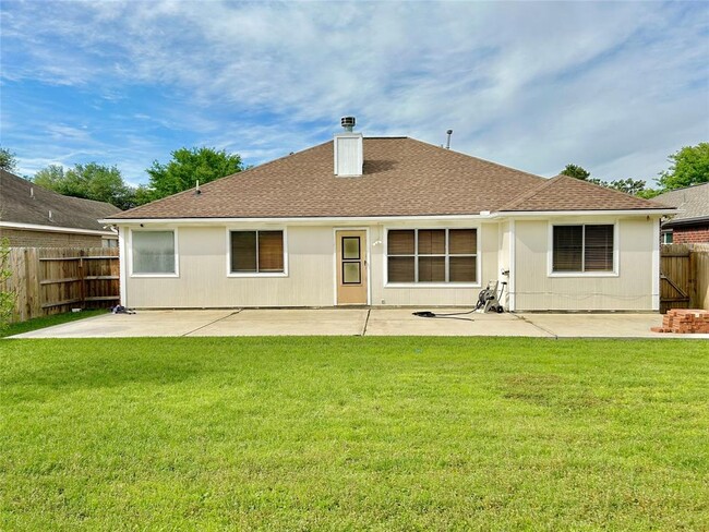 Building Photo - 18523 Spinney Ln