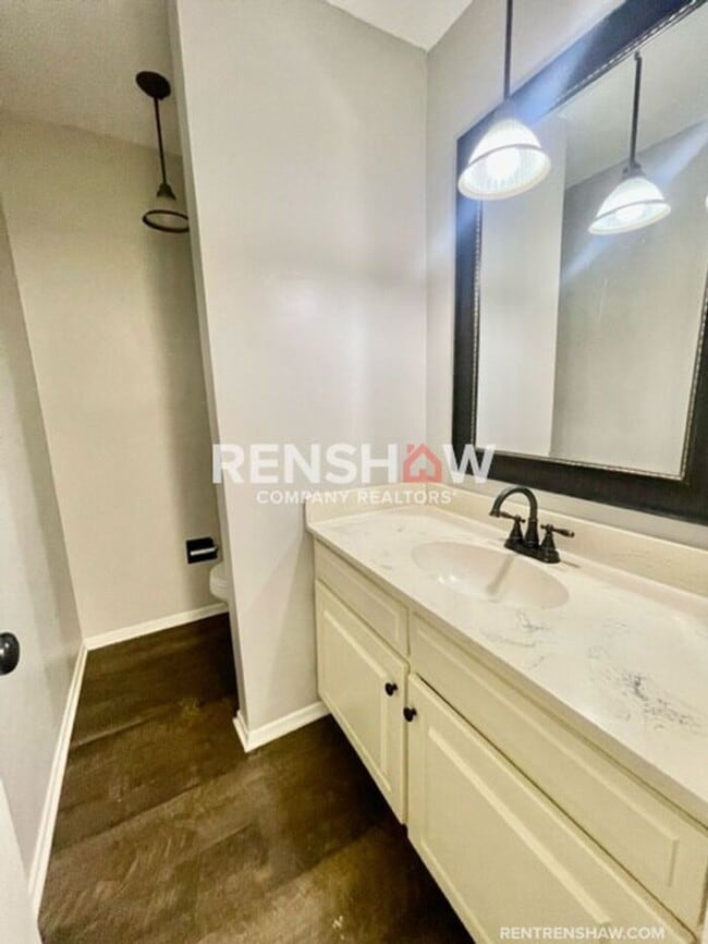 Building Photo - Unique 3 Bed / 2.5 Bath Condo - Move in Re...