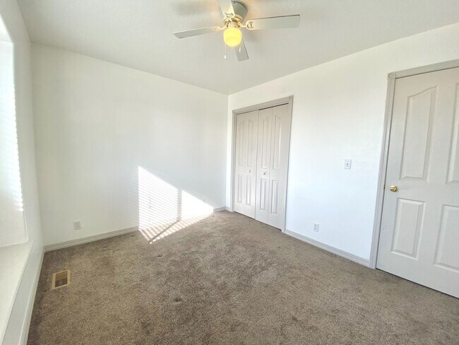 Building Photo - 3 Bed 2 Bath Single Level Home with 3 Car ...