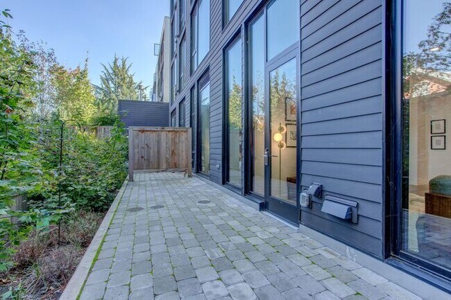 Building Photo - Luxury One Bedroom! Near Salt and Straw an...