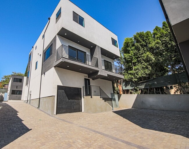 Building Photo - Ultra-Luxury Brand New 2 bed/2.5 bath and ...