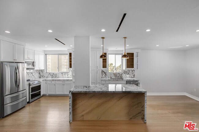 Building Photo - 100 S Doheny Dr