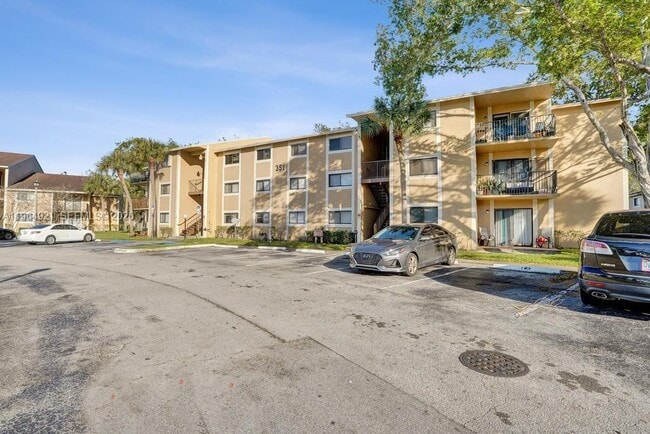 Building Photo - 351 Palm Way