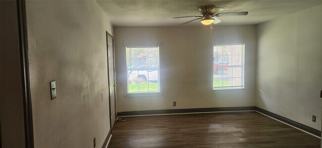 Building Photo - 5730 Pershing St