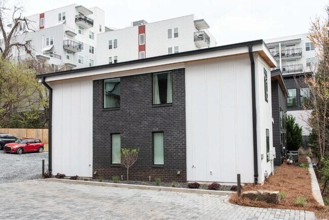 Building Photo - 542 Boulevard NE