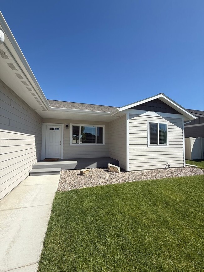 Building Photo - 3 Bedroom, 2 Bathroom Single Family Home!