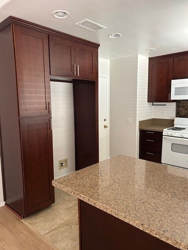 Building Photo - 2-Bedroom 2-Bath Rancho Santa Margarita Home