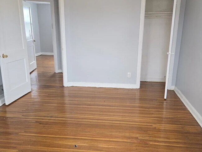 Building Photo - House for rent 4 bedroom and 2 complete bathroom, finished basement with kitchen, bathroom, parki...