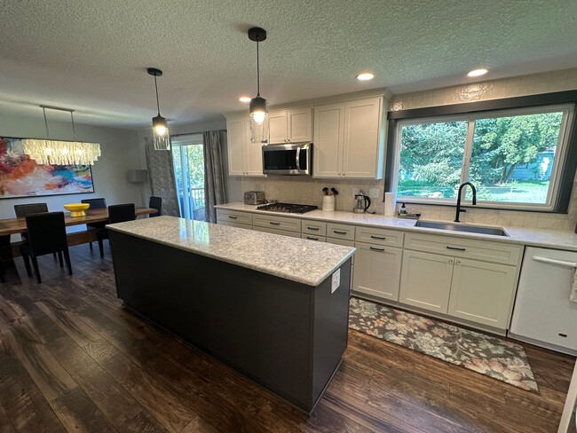 Building Photo - Luxury Furnished Rental in Milwaukie