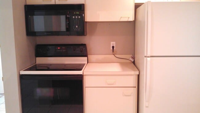 Building Photo - Charming 2 Bedroom 2 Bath Condo (Mirror Lake Condominiums)