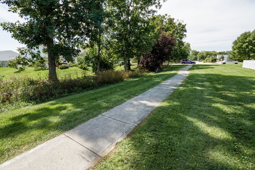 Building Photo - 2041 Dutch Elm Dr