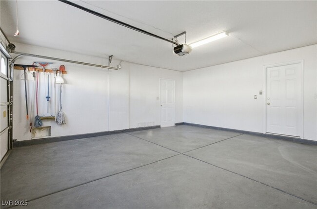 Building Photo - 2001 Madagascar Ln