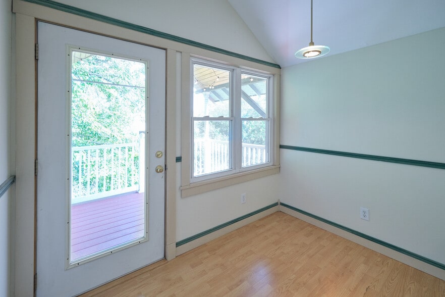 Building Photo - 803 Phillips Ave