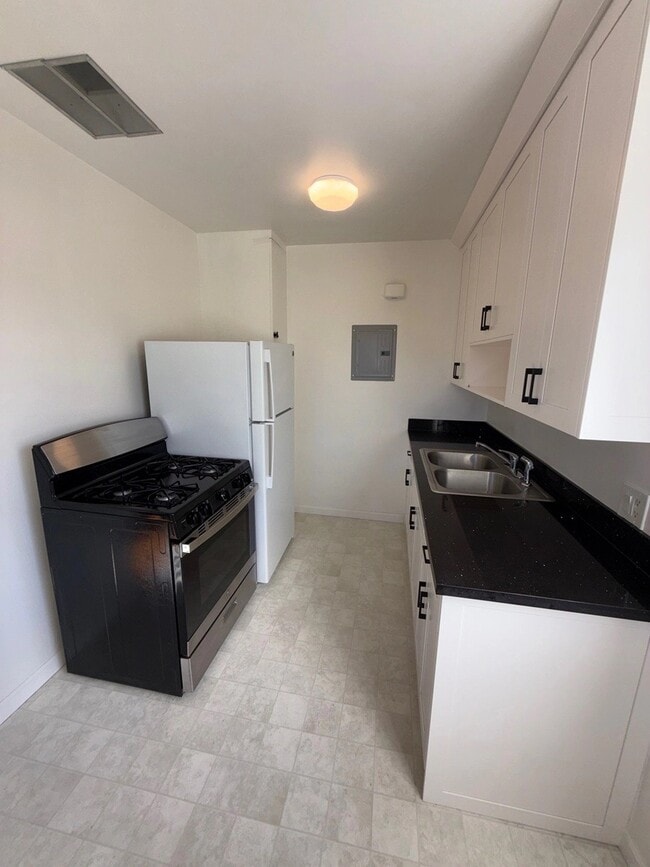 Building Photo - 1263 Hayworth Ave