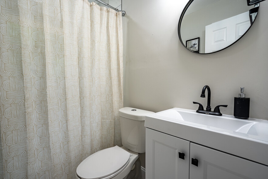 Guest/hallway bathroom - 831 Catherine St