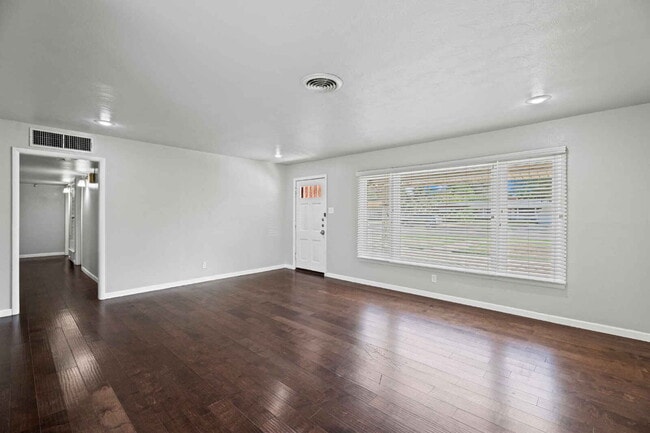 Building Photo - Comfortable 4-Bedroom Home with Lawncare Included Available for Spring 2026 Pre-Lease