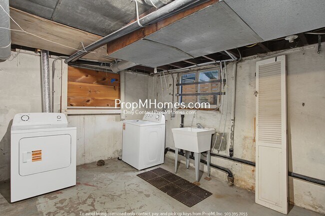 Building Photo - Updated Two Bedroom Duplex in Buckman!