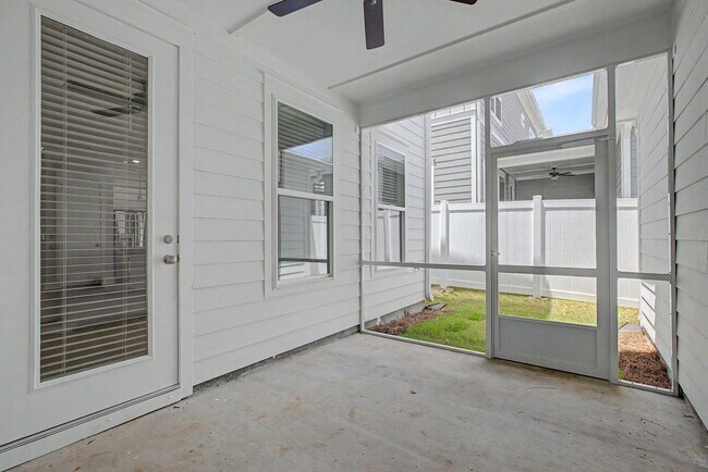 Building Photo - 4065 Four Oaks Blvd