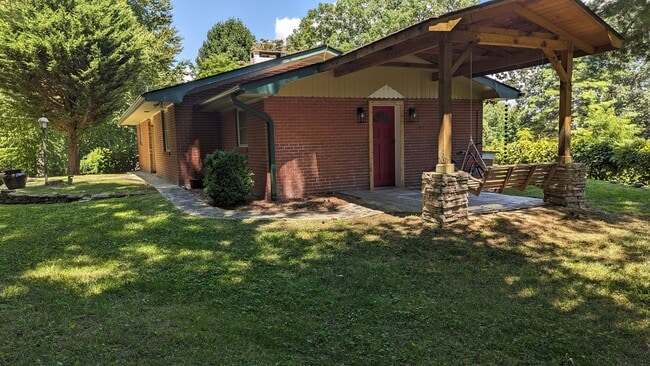 Building Photo - 2/2 Mtn Top Getaway - Huge Screened Porch w/ Stone Fireplace