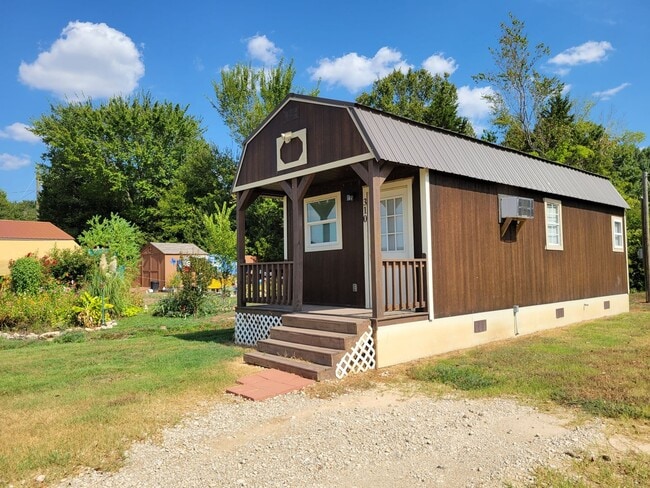 Building Photo - Cute Tiny Home near Cedar Creek Lake.  Fur...