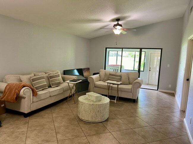 Building Photo - 4075 Palm Forest Dr N