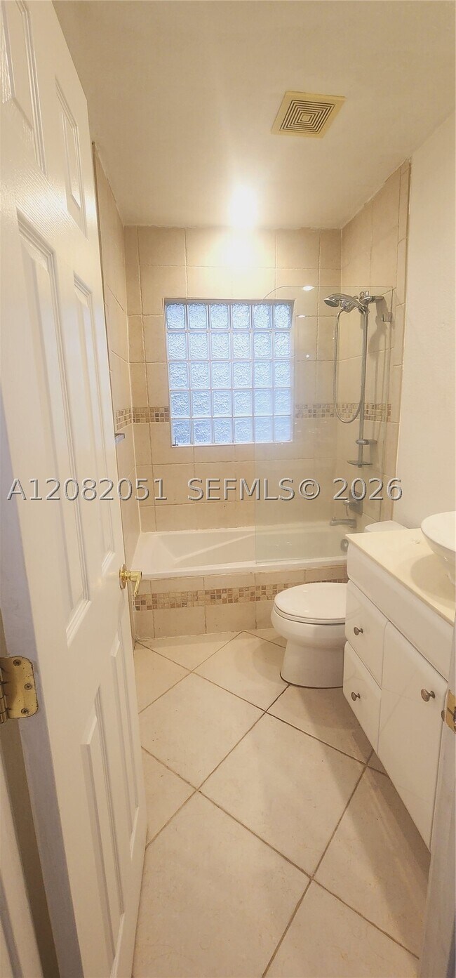 Building Photo - 1423 Holly Heights Dr