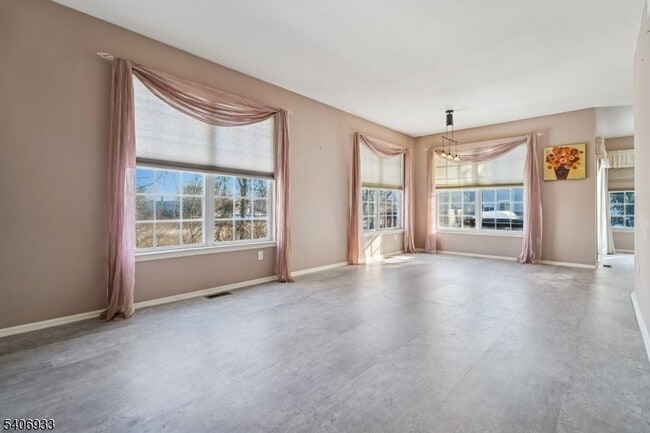 Building Photo - 163 Gladstone Dr