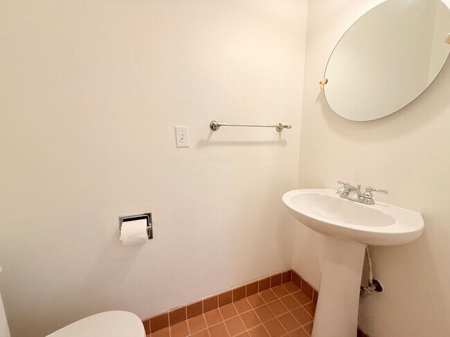 Building Photo - Charming 2 Bedroom Condo in SW Portland!