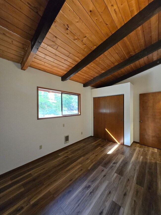 Building Photo - Riverfront Property 3 Bedroom 2 Bath in To...