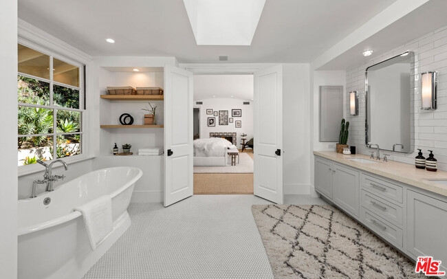 Building Photo - 1330 N Wetherly Dr