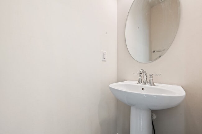 Building Photo - Modern 3 Story 3 Bedroom, 2.5 Bathroom Townhome in South Durham!