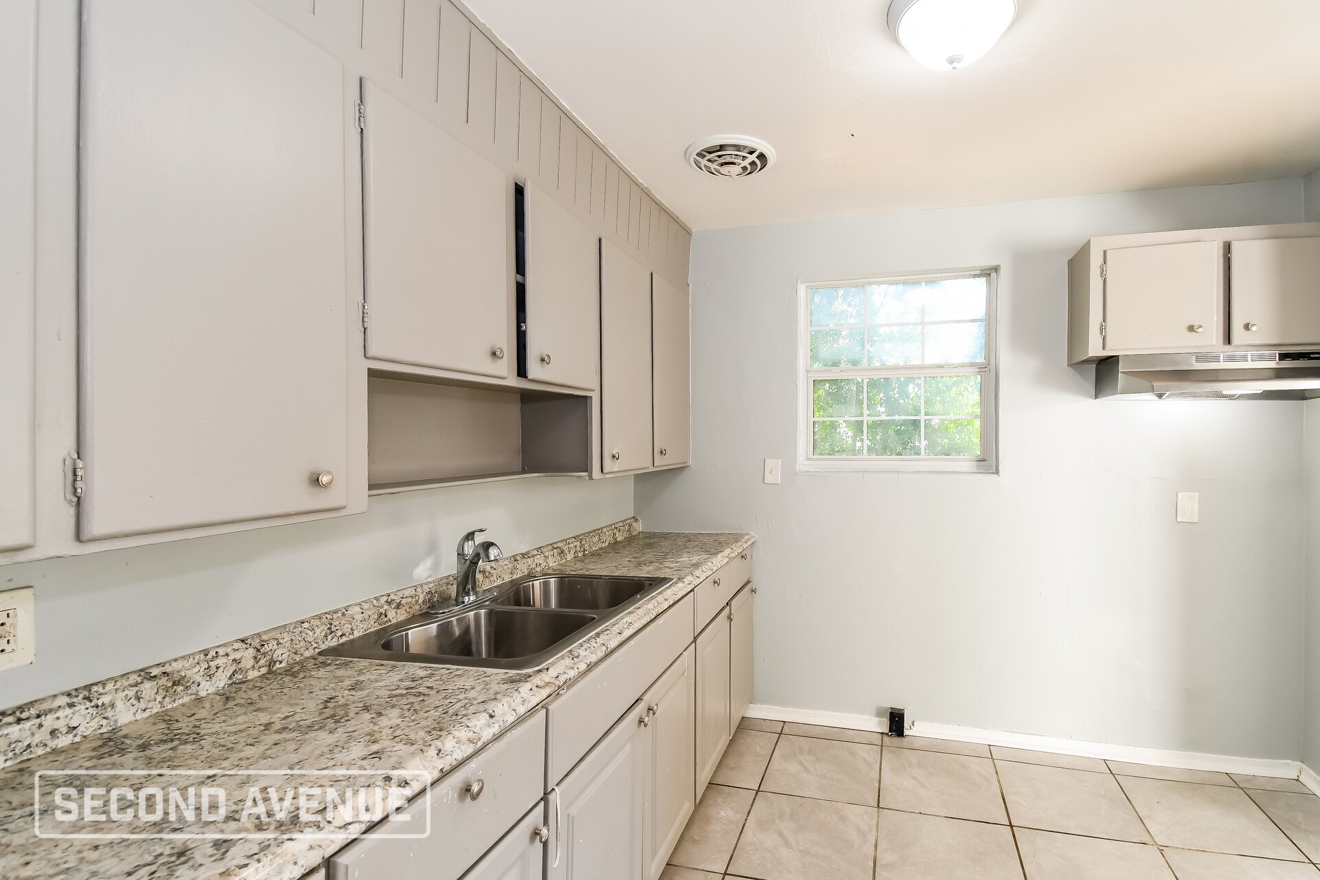 Building Photo - 7333 Roslyn Rd