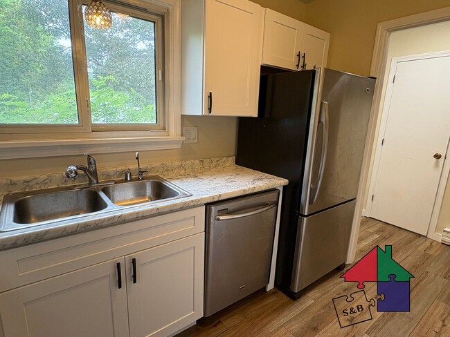 Building Photo - Elegant 3-Bedroom Townhouse in South Burli...
