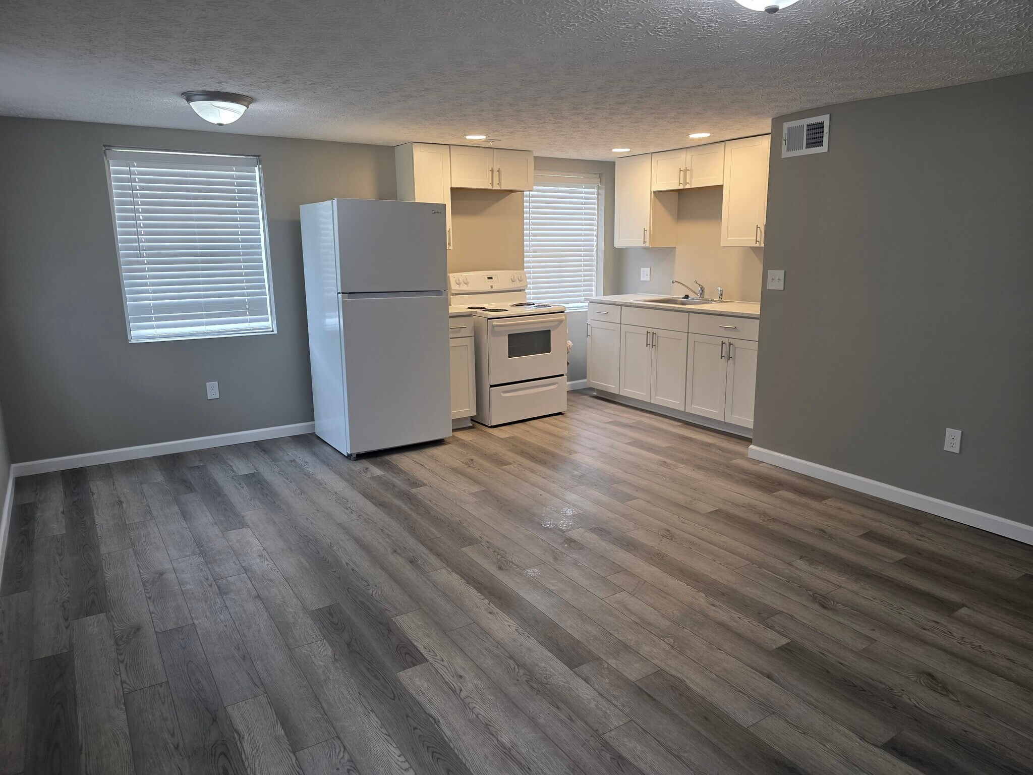 Kitchen - 124 Chase Ave