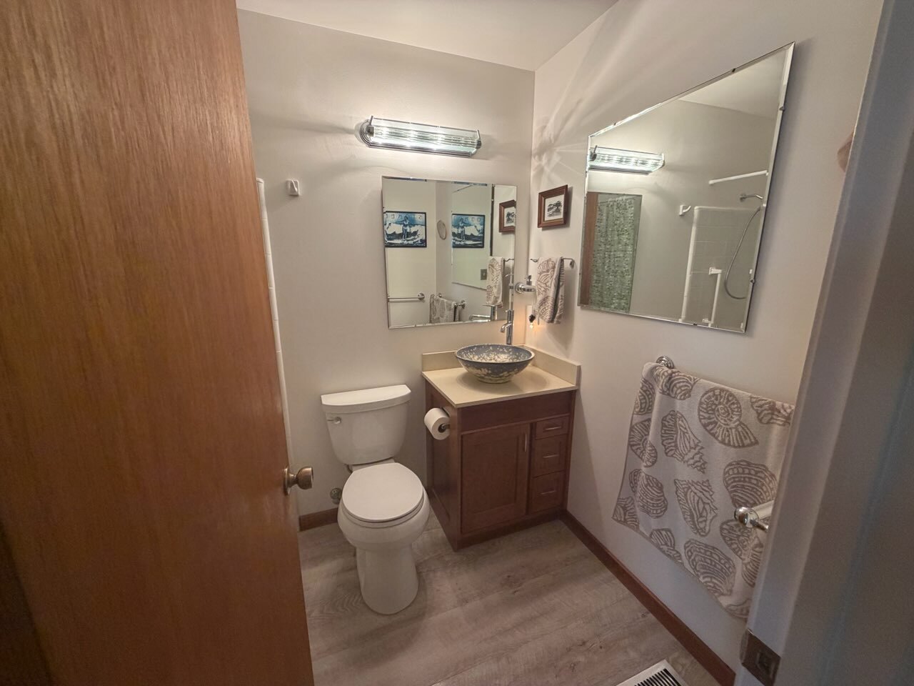 Private bathroom for tenant - 562 Larita Dr