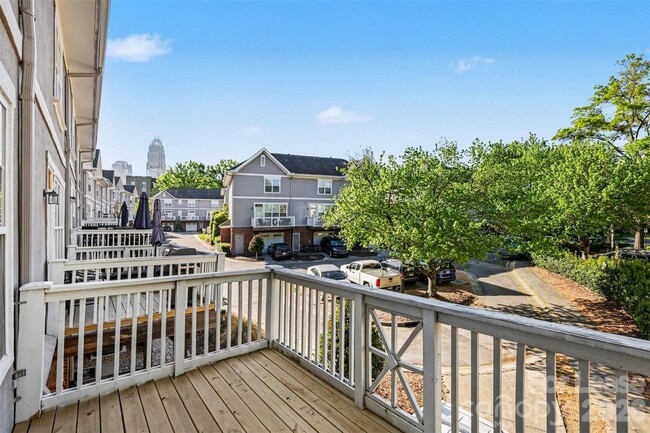 Building Photo - 841 W 4th St