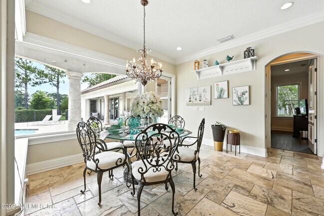 Building Photo - 2061 Crown Dr