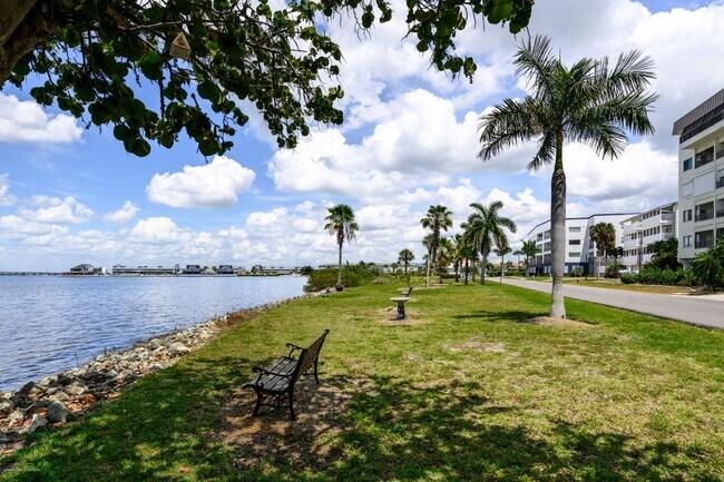 Building Photo - 1477 Park Beach Cir