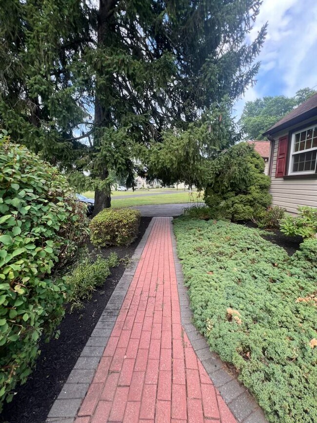 Building Photo - 70 Tartan Rd