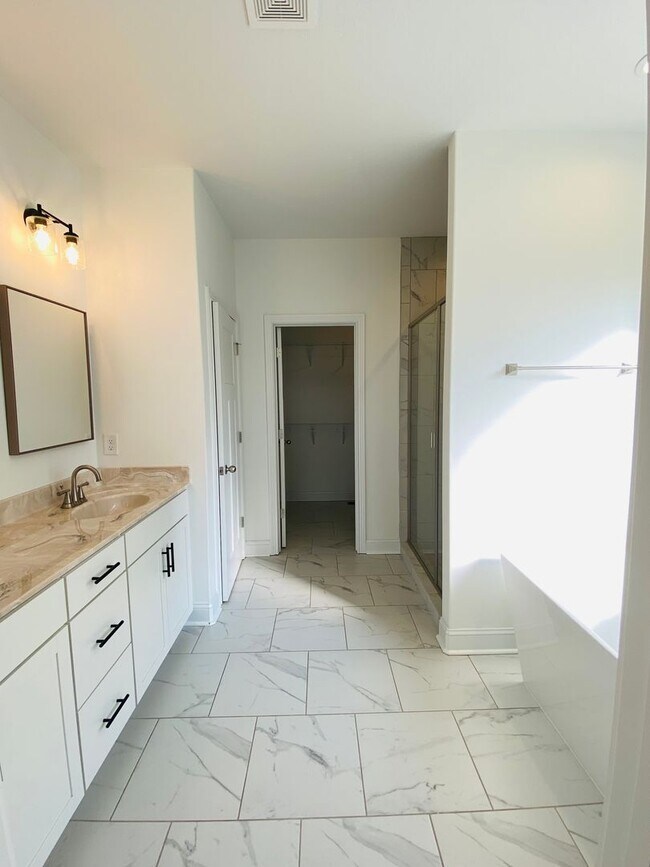 Building Photo - Luxury Home