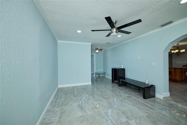 Building Photo - 6804 N Hubert Ave