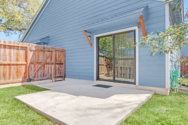 Building Photo - 522 Arthur St