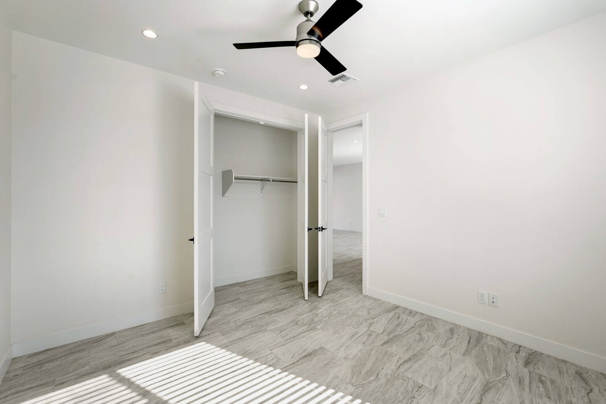 Building Photo - 910 E Roma Ave