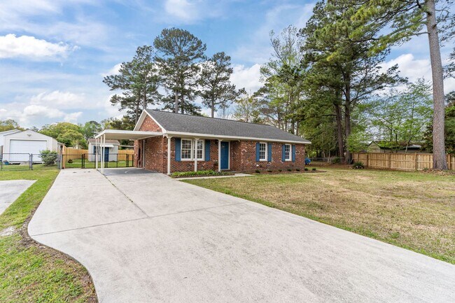 Building Photo - Pet-Friendly | Large Fenced Yard in North Wilmington