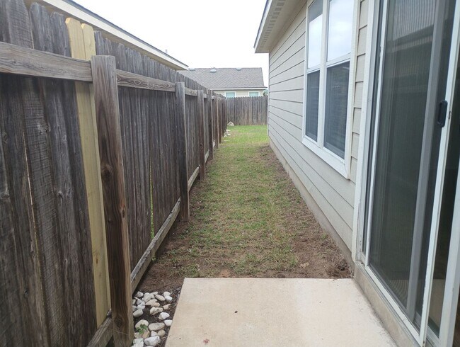 Building Photo - Washer/Dryer Included – Move-In Ready Home in Hills of Shaenfield!