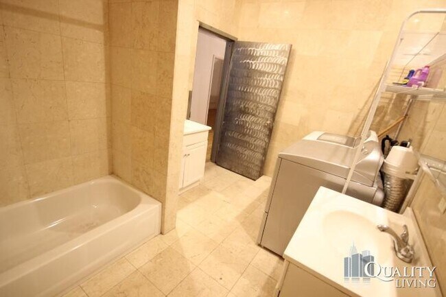 Building Photo - 4 bedroom in NEW YORK NY 10012