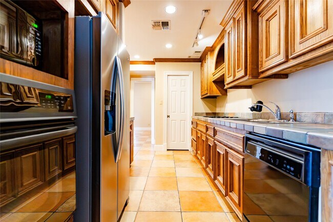 Building Photo - 3015 Caroline St